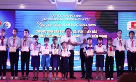 Trao học bổng Vừ A Dính và Câu lạc bộ 'Vì Hoàng Sa - Trường Sa thân yêu'