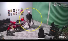 Truy bắt tên trộm cầm hung khí đột nhập tiệm làm tóc 