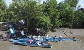 Phụ huynh mang cơm nắm đi học cùng con nơi Đất Mũi