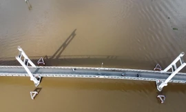 Cận cảnh cầu treo bị xe tải nặng 31 tấn làm biến dạng ở Cà Mau