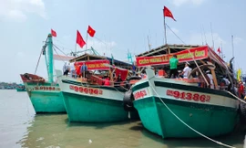 1.500 du khách ra biển Nghinh Ông