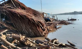 Nhà cửa, lò than ở Cà Mau bị sông 'nuốt chửng', 200 triệu đồng trôi theo dòng nước