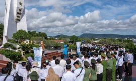 Gần 200 sinh viên dâng hương tri ân các anh hùng liệt sĩ tại Phú Quốc