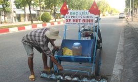 Những người thầm lặng hút đinh trên đường