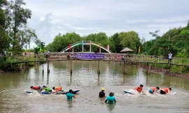 Độc lạ: Kéo co trên xuồng ba lá tại Đất Mũi