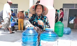 Quân khu 9 chở nước đến người dân vùng hạn, mặn Cà Mau