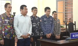 Nhóm người hành hạ ngư dân bằng kìm trên biển lĩnh hơn 26 năm tù