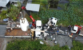 Xe trộn bê tông lật chắn ngang quốc lộ 63, ùn tắc nhiều giờ