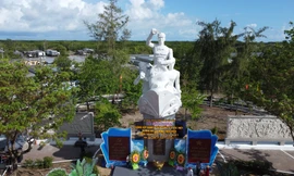 Bến cảng lòng dân