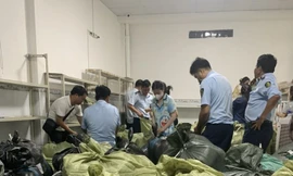 Kiểm tra đột xuất hộ chuyên livestream, tạm giữ 10 tấn hàng trị giá hơn 1 tỷ