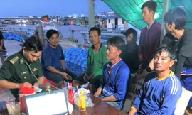Cứu 7 thuyền viên gặp nạn trên biển, tìm kiếm 1 người mất tích