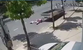 Xe máy chở 3 tông xe tải, 2 học sinh tử vong