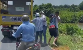 CLIP: Xác minh vụ người đi xe máy 'loạn đả' với học viên và giáo viên dạy lái xe