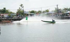 Kịch tính cuộc đua thuyền máy trên sông nước rừng U Minh Hạ