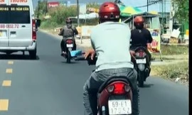 Xác minh clip người đàn ông bắt chéo tay chạy xe máy trên Quốc lộ 1