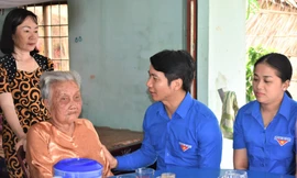 Bí thư Thường trực T.Ư Đoàn thăm Mẹ Việt Nam Anh hùng