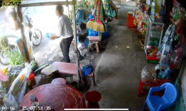 Clip người đàn ông vào tạp hóa hỏi mua rồi phóng xe chở 3 thùng bia bỏ chạy 