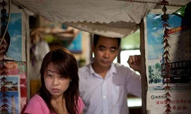 Người nghèo Trung Quốc và canh bạc nuôi con ăn học
