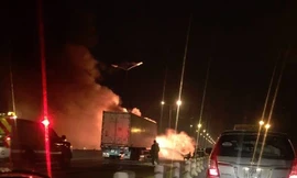 Clip: Xe container bốc cháy dữ dội trên cầu Thanh Trì