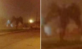 Vật thể kỳ lạ màu đen ở bên đường tại thành phố Phoenix, bang Arizona, Mỹ, hôm 1/1. Ảnh: Facebook