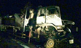 Tai nạn làm ôtô tải và xe đầu kéo hư hỏng. Ảnh: N.X