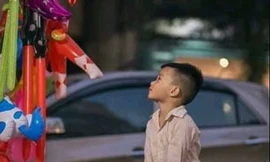 Ước mơ giản dị của cậu bé đánh giày trong đêm đông