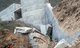 Công an điều tra vụ xe ben đâm vỡ đập thủy điện