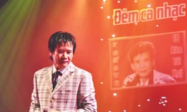 Tuấn Vũ tại đêm diễn ở Nhà hát lớn Hà Nội