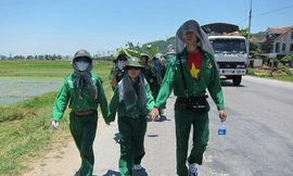 Dõi theo bước chân của đoàn đi bộ xuyên Việt