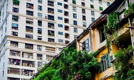 Hình ảnh đối lập giữa chung cư mới và cũ ở Hà Nội