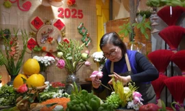 Tết Nguyên Đán 2025 nên cắm hoa gì trên bàn thờ để thu hút tài lộc, may mắn?