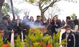 Người dân đổ về Phủ Tây Hồ trong ngày Rằm cuối cùng của năm