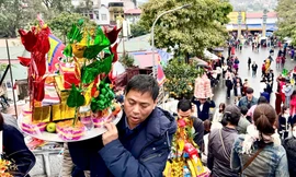 Dòng người tấp nập đội mưa về 'vay tiền, xin lộc' Bà Chúa Kho 
