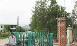 Anh Vũ Văn Tá trước cổng NMCBNSXK Phú Túc Ảnh: H.K