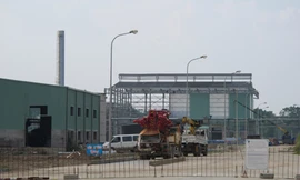Xây nhà máy chậm, dân nghèo thêm