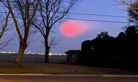 Quả cầu hồng rực kỳ dị trên bầu trời khiến nhiều người tưởng là đĩa bay, hóa ra là gì vậy?