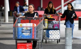 Nhận lệnh đóng cửa vì Covid-19, công ty đem hết giấy vệ sinh tặng mọi người