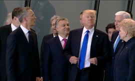 Sự cố hàng ghế đầu đâu chỉ của các sao, Tổng thống Trump từng có pha xử lý khó đỡ thế này