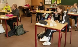 Học sinh Đan Mạch trở lại trường