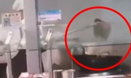 Phẫn nộ với clip nhân viên trường ĐH nhúng cây lau nhà vào chảo nấu thức ăn cho sinh viên