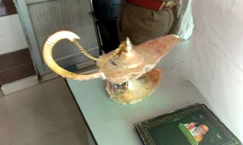 Bác sĩ chi hơn 2 tỷ mua “cây đèn của Aladdin“ vì thấy người bán "gọi" được "Thần Đèn"