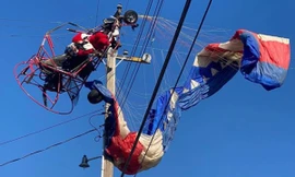 “Ông già Noel” nhảy dù, bị mắc vào đường dây điện, khiến cả một khu vực phải chịu mất điện
