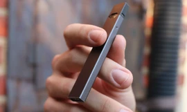 Phải dùng máy ECMO vì hút vape