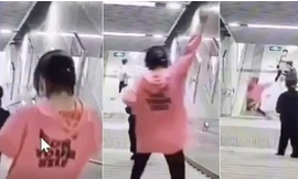 Vừa đi vừa cắm mặt vào điện thoại, cô gái bước hụt, ngã lao đầu xuống cầu thang ở ga tàu