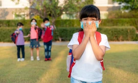 Học sinh lớp 4 bị nhà trường bắt ra về vì hắt xì đúng hai cái, tạm cấm không được đến lớp