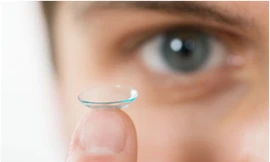 Rửa tay bằng nước máy bị nhiễm khuẩn rồi đeo kính áp tròng, cô gái bị mù một bên mắt