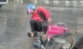 Shipper bị ngã dưới trời mưa