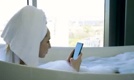 Vừa tắm vừa dùng iPhone đang cắm sạc, cô gái chịu hậu quả nặng nề đáng tiếc