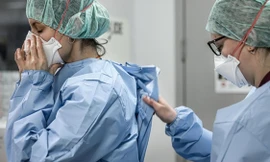 Những hình ảnh hiếm hoi bên trong khoa COVID-19 ở London lúc này: Nhức nhối và căng thẳng