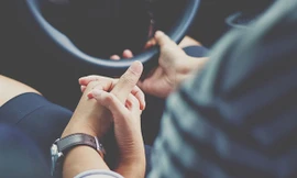 Chỉ cần hỏi một câu này, bạn sẽ biết ngay người yêu mình có tính thích kiểm soát hay không